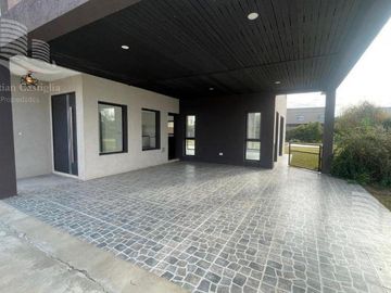 Venta - Casa 4 ambientes, Jardin, Pileta - San Matias, Escobar