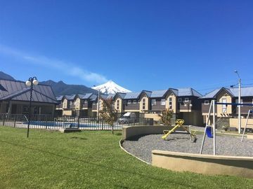 CASA EN PUCON- CONDOMINIO LOS ROBLES 1 VISTA AL VOLCÁN