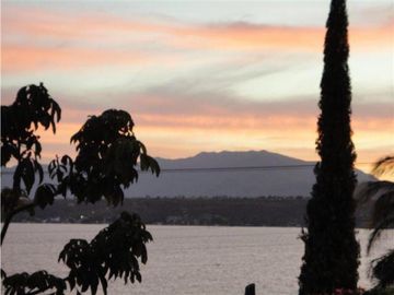 CASA EN VENTA CON VISTA AL LAGO 
