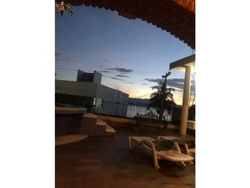 CASA EN VENTA CON VISTA AL LAGO 