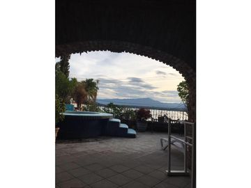 CASA EN VENTA CON VISTA AL LAGO 