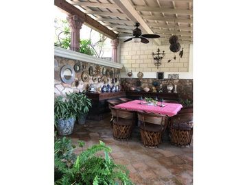 CASA EN VENTA CON VISTA AL LAGO 