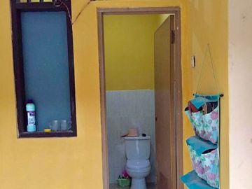 Rumah kost di kawasan eksklusif ditepi jalan aspal dekat kampus