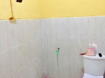 Rumah kost di kawasan eksklusif ditepi jalan aspal dekat kampus