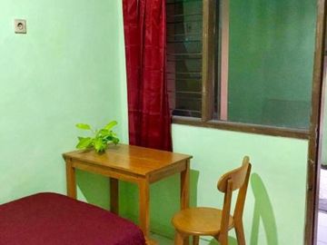 Rumah kost di kawasan eksklusif ditepi jalan aspal dekat kampus