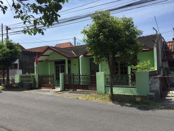 Rumah kost di kawasan eksklusif ditepi jalan aspal dekat kampus