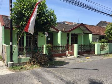Rumah kost di kawasan eksklusif ditepi jalan aspal dekat kampus