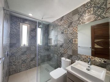 Casa en venta  con escalinata expuesta en Condado del Valle, con fácil acceso a CDMX