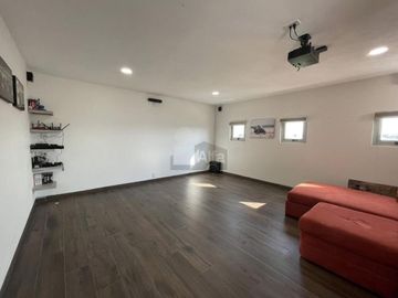 Casa en venta  con escalinata expuesta en Condado del Valle, con fácil acceso a CDMX