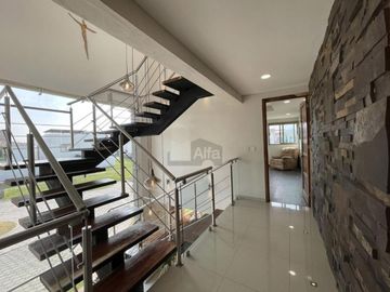 Casa en venta  con escalinata expuesta en Condado del Valle, con fácil acceso a CDMX