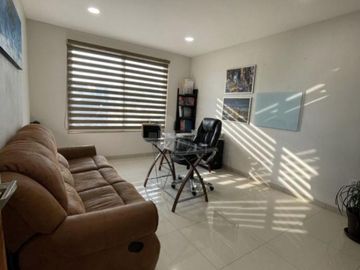 Casa en venta  con escalinata expuesta en Condado del Valle, con fácil acceso a CDMX