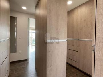 Casa en venta  con escalinata expuesta en Condado del Valle, con fácil acceso a CDMX