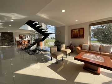 Casa en venta  con escalinata expuesta en Condado del Valle, con fácil acceso a CDMX