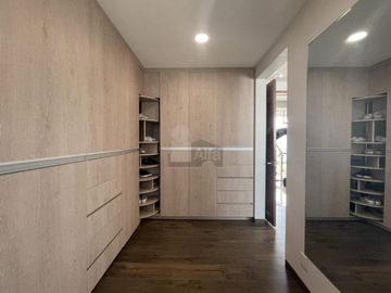 Casa en venta  con escalinata expuesta en Condado del Valle, con fácil acceso a CDMX