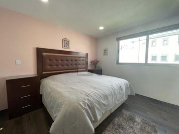 Casa en venta  con escalinata expuesta en Condado del Valle, con fácil acceso a CDMX