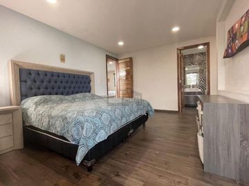 Casa en venta  con escalinata expuesta en Condado del Valle, con fácil acceso a CDMX