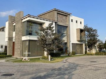 Casa en venta  con escalinata expuesta en Condado del Valle, con fácil acceso a CDMX