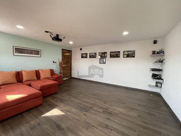 Casa en venta  con escalinata expuesta en Condado del Valle, con fácil acceso a CDMX