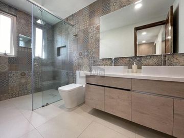 Casa en venta  con escalinata expuesta en Condado del Valle, con fácil acceso a CDMX