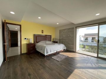 Casa en venta  con escalinata expuesta en Condado del Valle, con fácil acceso a CDMX