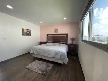 Casa en venta  con escalinata expuesta en Condado del Valle, con fácil acceso a CDMX
