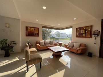 Casa en venta  con escalinata expuesta en Condado del Valle, con fácil acceso a CDMX