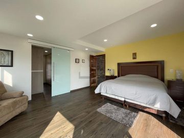 Casa en venta  con escalinata expuesta en Condado del Valle, con fácil acceso a CDMX