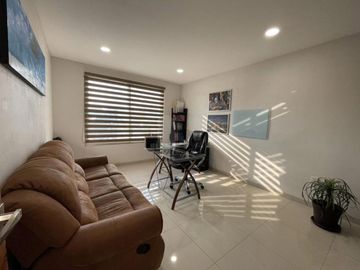 Casa en venta  con escalinata expuesta en Condado del Valle, con fácil acceso a CDMX