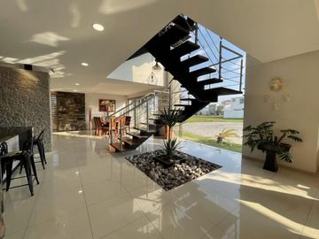 Casa en venta  con escalinata expuesta en Condado del Valle, con fácil acceso a CDMX