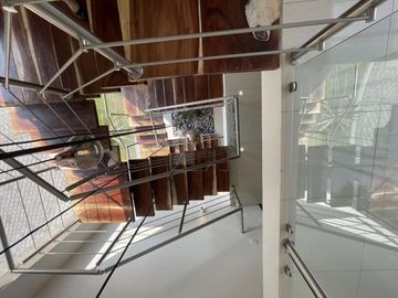 Casa en venta  con escalinata expuesta en Condado del Valle, con fácil acceso a CDMX
