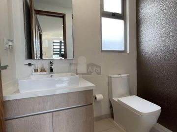 Casa en venta  con escalinata expuesta en Condado del Valle, con fácil acceso a CDMX