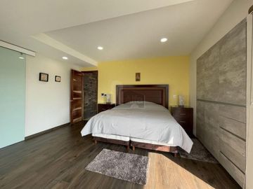 Casa en venta  con escalinata expuesta en Condado del Valle, con fácil acceso a CDMX