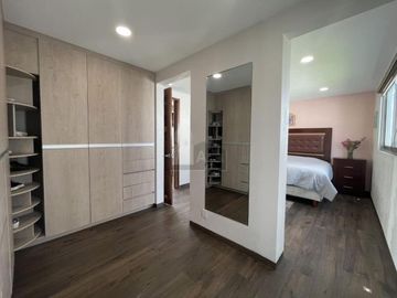 Casa en venta  con escalinata expuesta en Condado del Valle, con fácil acceso a CDMX