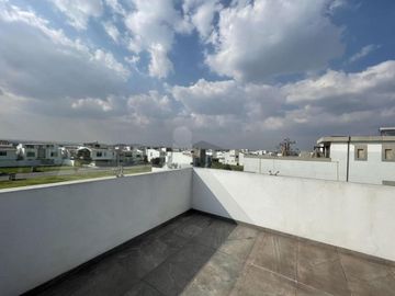 Casa en venta  con escalinata expuesta en Condado del Valle, con fácil acceso a CDMX