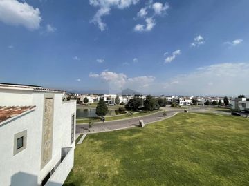 Casa en venta  con escalinata expuesta en Condado del Valle, con fácil acceso a CDMX