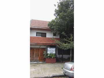 chalet moderno 4 ambientes 201 M2. sobre lote 165 M2. gje. patio hacia fondo