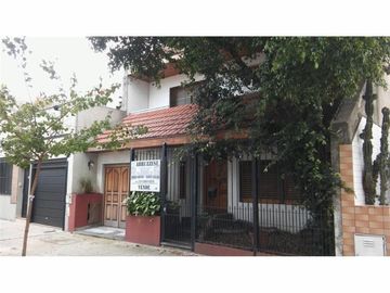 chalet moderno 4 ambientes 201 M2. sobre lote 165 M2. gje. patio hacia fondo
