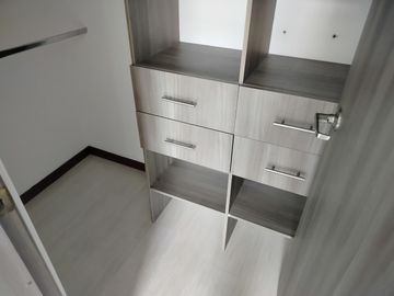 apartamento en arriendo en loma del esmeraldal. Cod A9434048