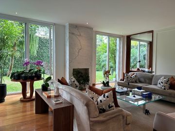 LUJOSA E IMPRESIONANTE CASA EN ESQUINA EN VENTA EN SAN ISIDRO CON PAISAJISMO