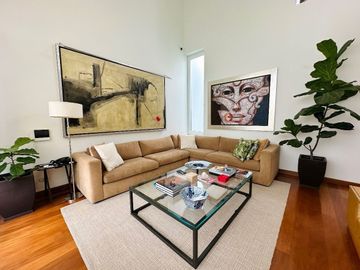 LUJOSA E IMPRESIONANTE CASA EN ESQUINA EN VENTA EN SAN ISIDRO CON PAISAJISMO