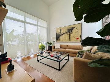 LUJOSA E IMPRESIONANTE CASA EN ESQUINA EN VENTA EN SAN ISIDRO CON PAISAJISMO