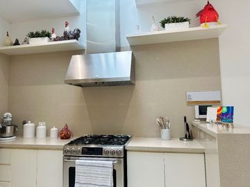 LUJOSA E IMPRESIONANTE CASA EN ESQUINA EN VENTA EN SAN ISIDRO CON PAISAJISMO