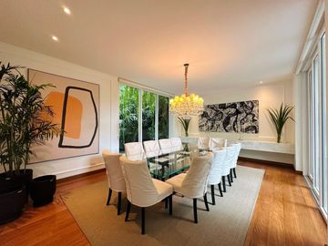 LUJOSA E IMPRESIONANTE CASA EN ESQUINA EN VENTA EN SAN ISIDRO CON PAISAJISMO