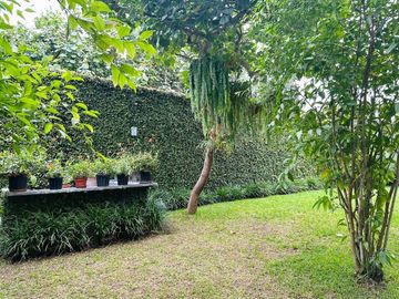 LUJOSA E IMPRESIONANTE CASA EN ESQUINA EN VENTA EN SAN ISIDRO CON PAISAJISMO