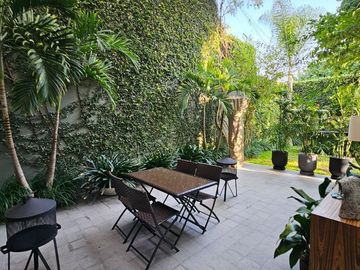 LUJOSA E IMPRESIONANTE CASA EN ESQUINA EN VENTA EN SAN ISIDRO CON PAISAJISMO