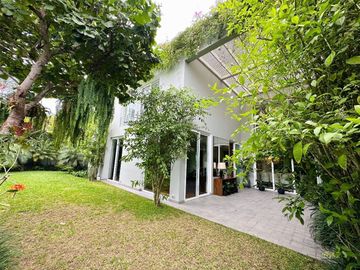 LUJOSA E IMPRESIONANTE CASA EN ESQUINA EN VENTA EN SAN ISIDRO CON PAISAJISMO