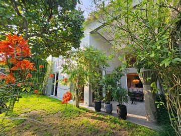 LUJOSA E IMPRESIONANTE CASA EN ESQUINA EN VENTA EN SAN ISIDRO CON PAISAJISMO