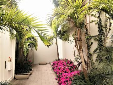 LUJOSA E IMPRESIONANTE CASA EN ESQUINA EN VENTA EN SAN ISIDRO CON PAISAJISMO