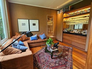LUJOSA E IMPRESIONANTE CASA EN ESQUINA EN VENTA EN SAN ISIDRO CON PAISAJISMO