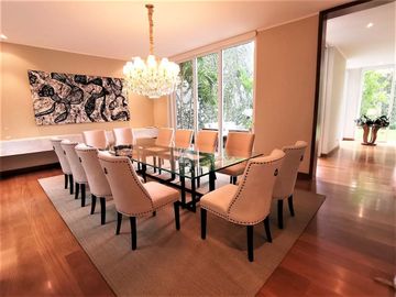 LUJOSA E IMPRESIONANTE CASA EN ESQUINA EN VENTA EN SAN ISIDRO CON PAISAJISMO